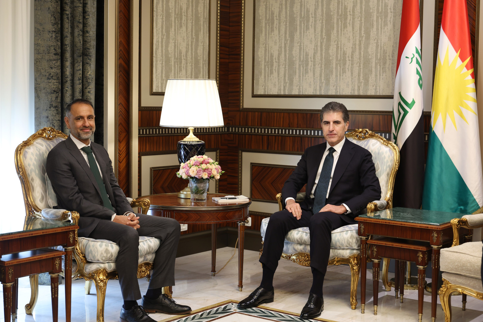 الرئيس نيجيرفان بارزاني والسفير البريطاني لدى العراق يبحثان أوضاع المنطقة
