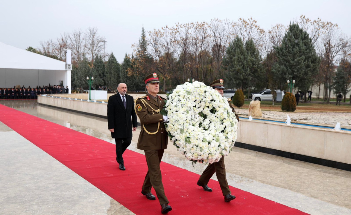 تاجەگوڵینەی سەرۆکی هەرێمی کوردستان لەسەر مۆنۆمێنتی (شەهیدانی یەکی شوبات) دانرا